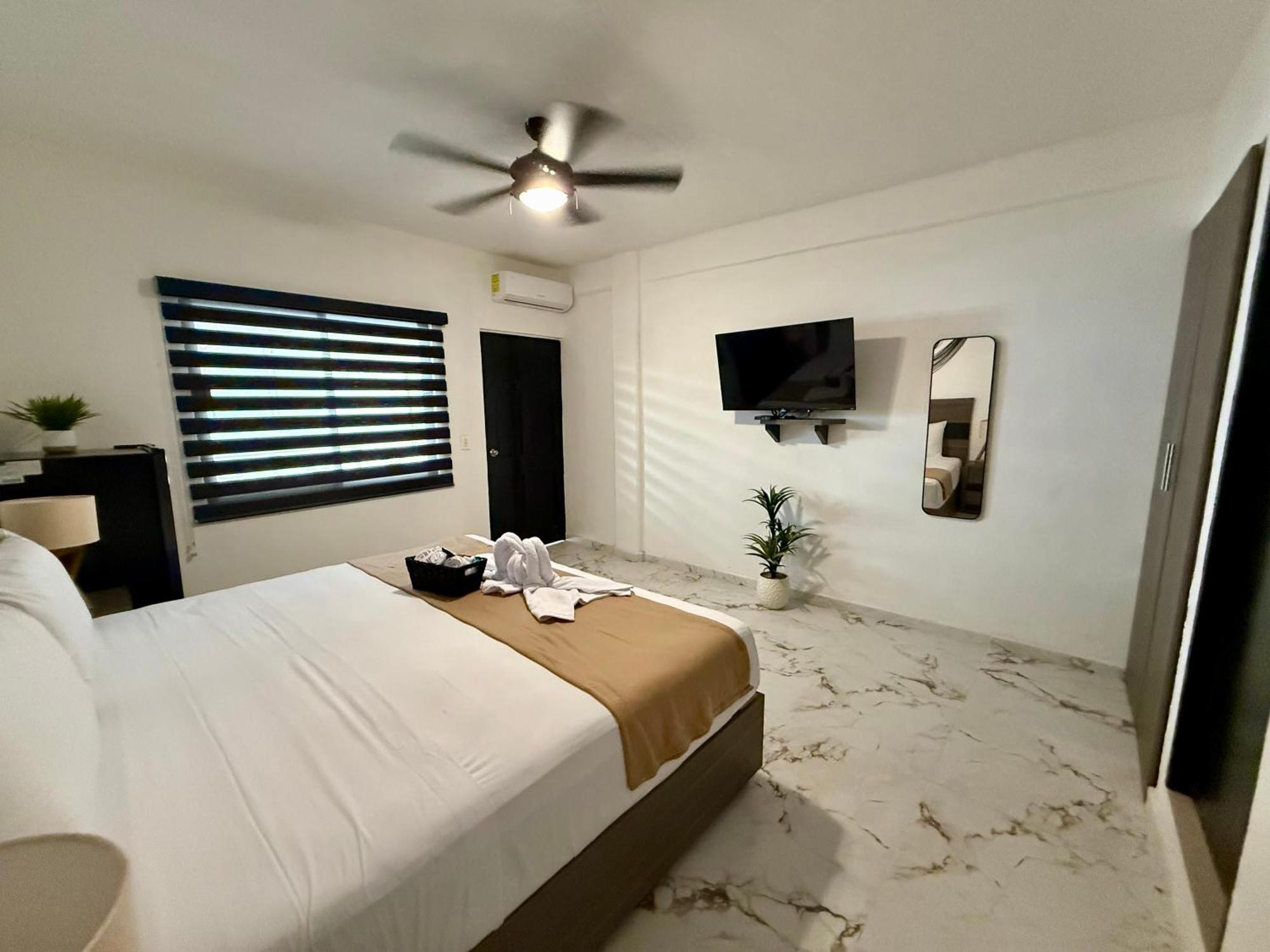 Casa Tortuga 5Th Ave Hotel Плая дел Кармен Екстериор снимка